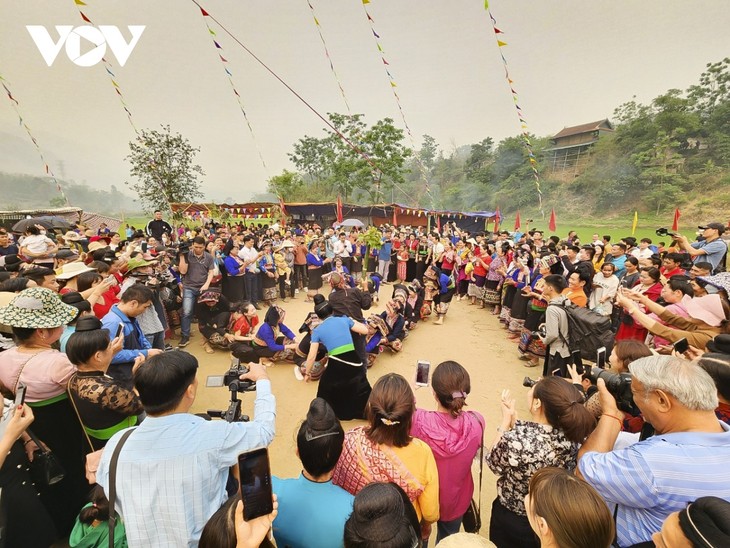 Vui Tết té nước với đồng bào dân tộc Lào ở Điện Biên - ảnh 8