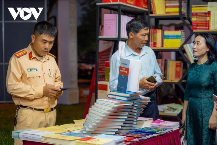 Ngày hội sách và văn hóa đọc Việt Nam lần 2 thu hút người dân cố đô - ảnh 9