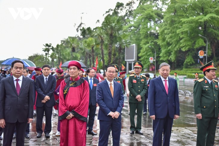Chủ tịch nước Võ Văn Thưởng dẫn đầu đoàn dâng hương tưởng niệm các Vua Hùng - ảnh 2