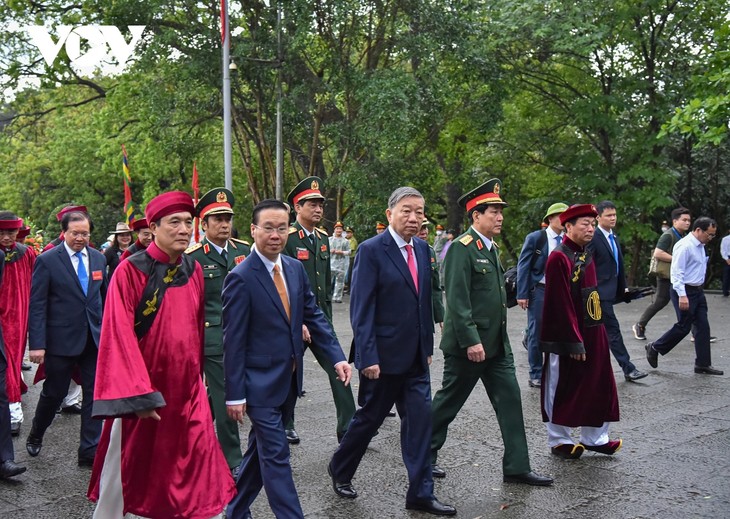 Chủ tịch nước Võ Văn Thưởng dẫn đầu đoàn dâng hương tưởng niệm các Vua Hùng - ảnh 8