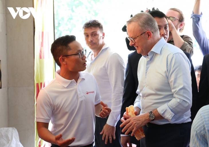 Thủ tướng Australia Anthony Albanese thưởng thức bia hơi giữa ngày hè Hà Nội - ảnh 1