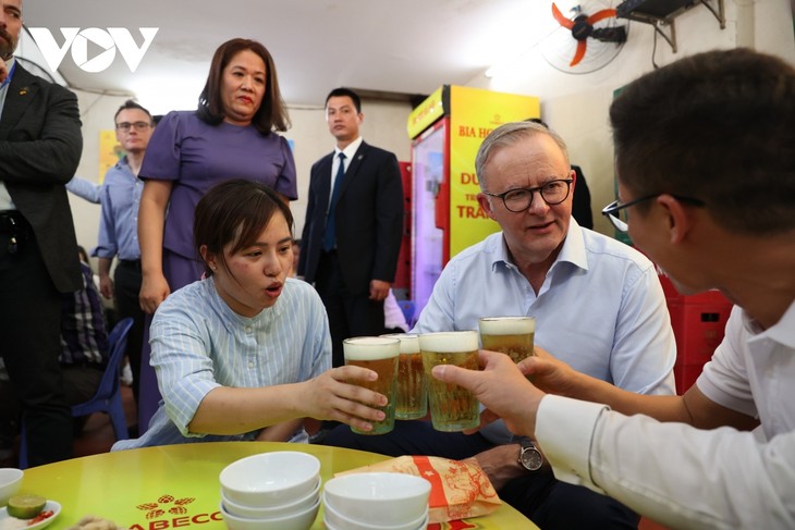 Thủ tướng Australia Anthony Albanese thưởng thức bia hơi giữa ngày hè Hà Nội - ảnh 3