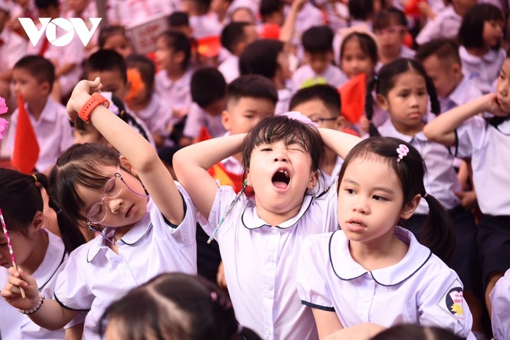 Muôn kiểu cảm xúc của học sinh Hà Nội trong lễ khai giảng năm học mới - ảnh 10