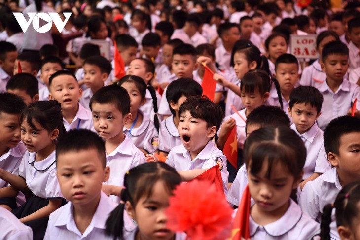 Muôn kiểu cảm xúc của học sinh Hà Nội trong lễ khai giảng năm học mới - ảnh 11