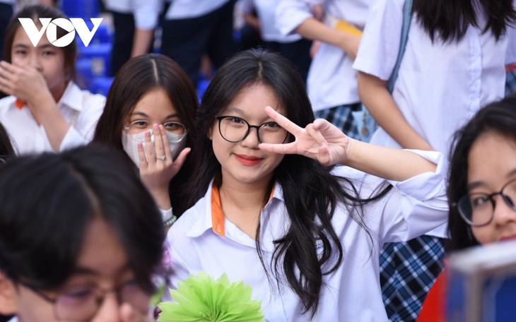 Muôn kiểu cảm xúc của học sinh Hà Nội trong lễ khai giảng năm học mới - ảnh 5