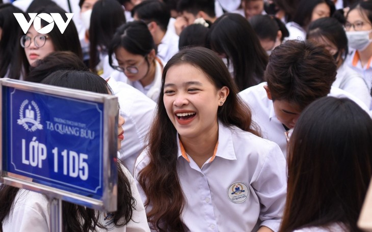 Muôn kiểu cảm xúc của học sinh Hà Nội trong lễ khai giảng năm học mới - ảnh 6