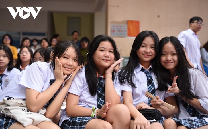 Muôn kiểu cảm xúc của học sinh Hà Nội trong lễ khai giảng năm học mới - ảnh 7