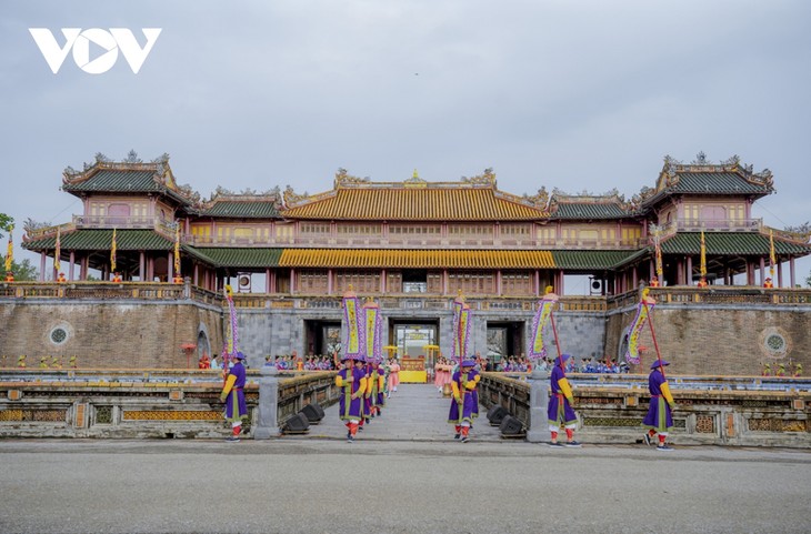 Du khách thích thú xem tái hiện Lễ Ban sóc triều Nguyễn ngày đầu năm mới - ảnh 8