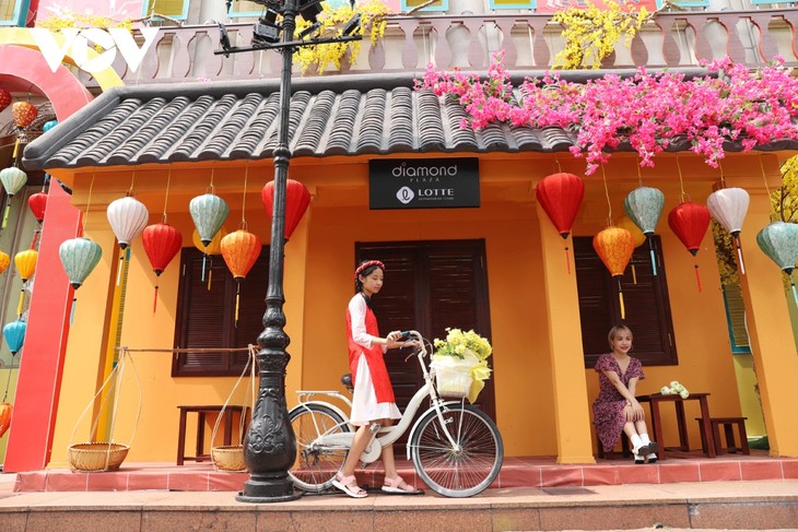 Người dân TP. Hồ Chí Minh diện áo dài, nô nức xuống phố chụp ảnh Tết - ảnh 10