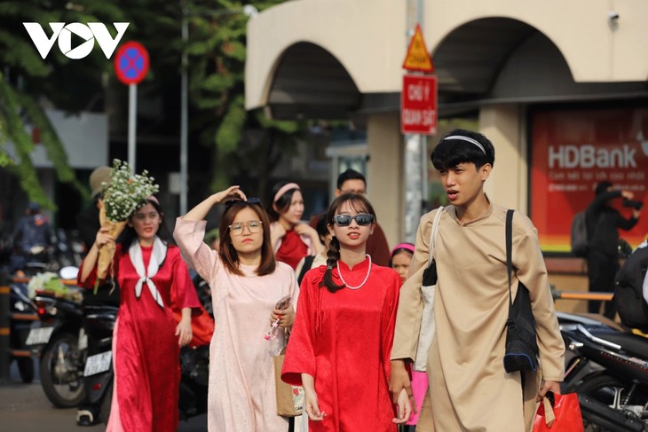 Người dân TP. Hồ Chí Minh diện áo dài, nô nức xuống phố chụp ảnh Tết - ảnh 2
