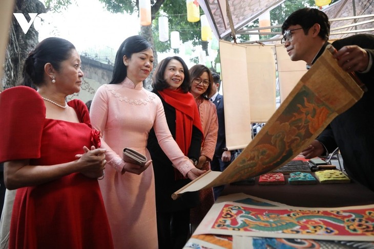 Phu nhân Chủ tịch nước và Phu nhân Tổng thống Philippines dạo chợ hoa Tết - ảnh 8