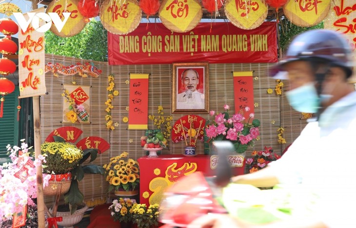 Đường phố TP. Hồ Chí Minh rợp cờ hoa mừng Đảng, mừng Xuân - ảnh 10