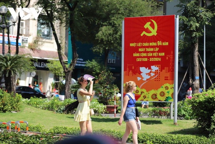 Đường phố TP. Hồ Chí Minh rợp cờ hoa mừng Đảng, mừng Xuân - ảnh 3