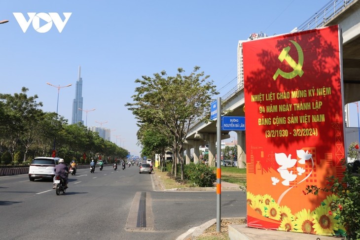 Đường phố TP. Hồ Chí Minh rợp cờ hoa mừng Đảng, mừng Xuân - ảnh 7