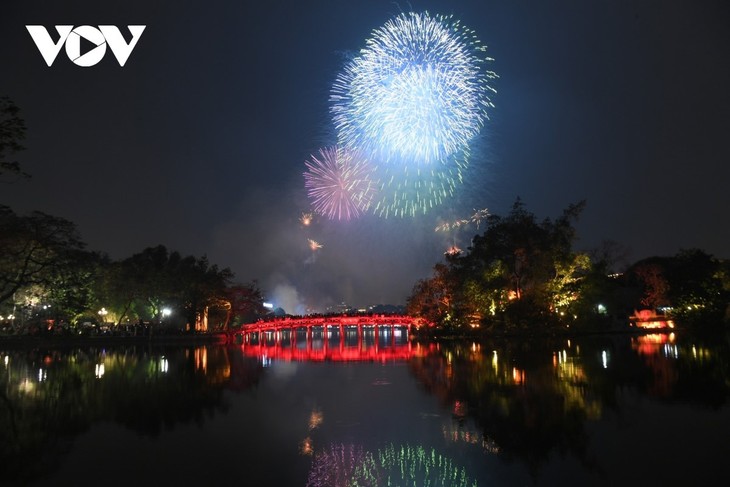 Mãn nhãn với loạt pháo hoa rực sáng tại Hồ Gươm đón chào năm mới - ảnh 14