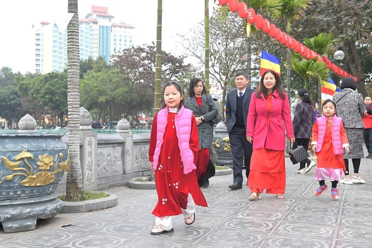Người dân Thủ đô đi chùa cầu bình an sáng mùng 1 Tết - ảnh 2