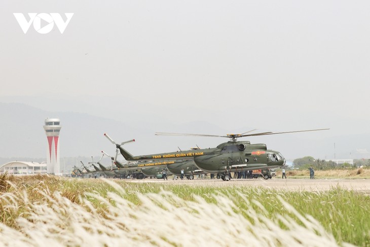 Dàn trực thăng hạ cánh xuống sân bay Điện Biên Phủ sẵn sàng cho Lễ kỷ niệm - ảnh 11