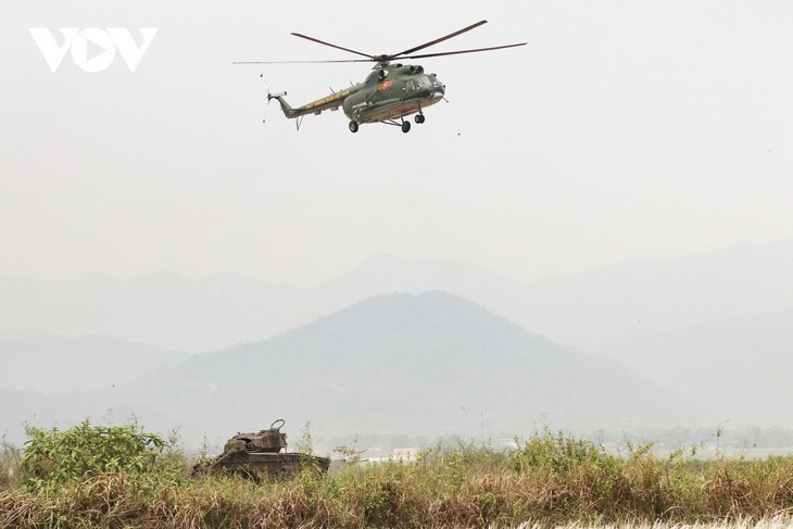 Dàn trực thăng hạ cánh xuống sân bay Điện Biên Phủ sẵn sàng cho Lễ kỷ niệm - ảnh 1