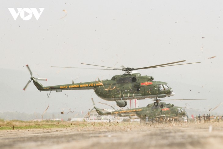 Dàn trực thăng hạ cánh xuống sân bay Điện Biên Phủ sẵn sàng cho Lễ kỷ niệm - ảnh 4