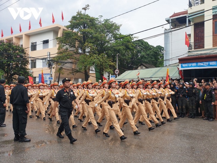 Hình ảnh các khối diễu binh, diễu hành trên đường phố Điện Biên Phủ - ảnh 10