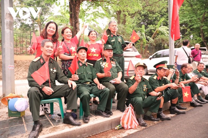 Hàng vạn người dân háo hức chờ xem diễu binh trên đường phố Điện Biên Phủ - ảnh 11