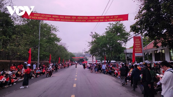 Hàng vạn người dân háo hức chờ xem diễu binh trên đường phố Điện Biên Phủ - ảnh 12