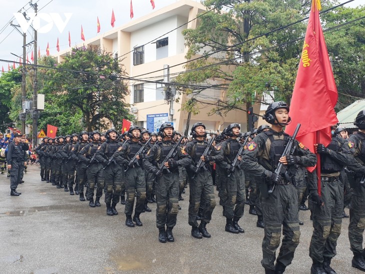Hình ảnh các khối diễu binh, diễu hành trên đường phố Điện Biên Phủ - ảnh 13