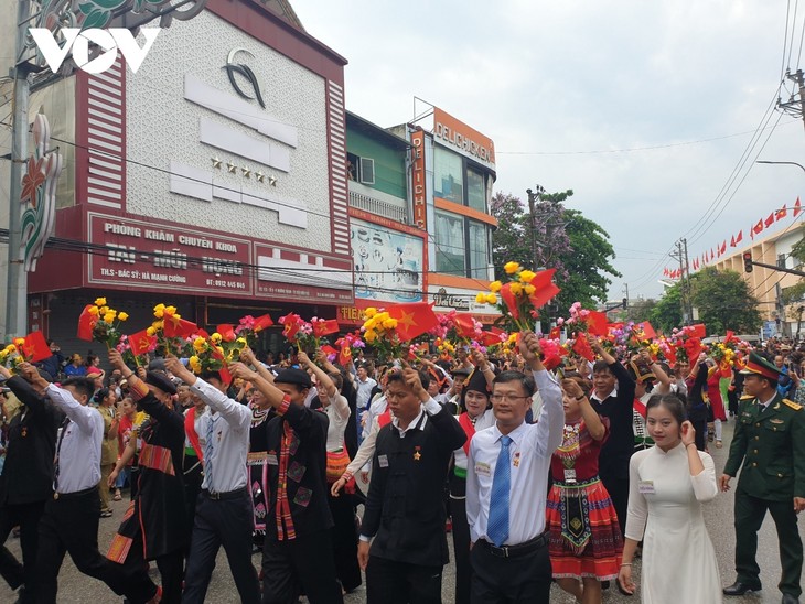Hình ảnh các khối diễu binh, diễu hành trên đường phố Điện Biên Phủ - ảnh 15