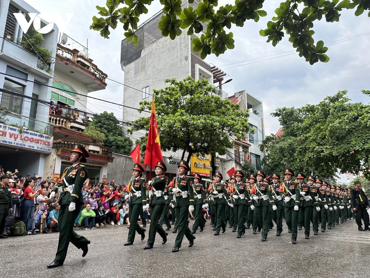 Hình ảnh các khối diễu binh, diễu hành trên đường phố Điện Biên Phủ - ảnh 19