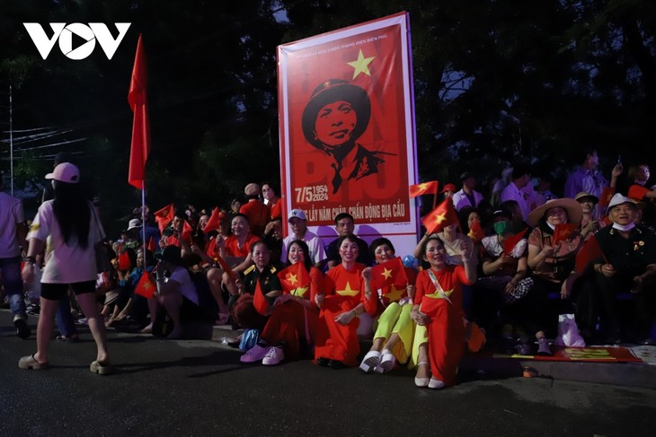 Hàng vạn người dân háo hức chờ xem diễu binh trên đường phố Điện Biên Phủ - ảnh 1