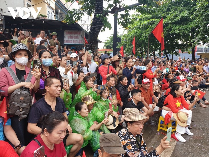Hình ảnh các khối diễu binh, diễu hành trên đường phố Điện Biên Phủ - ảnh 22