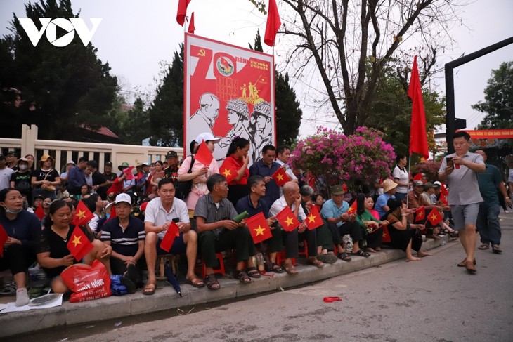 Hàng vạn người dân háo hức chờ xem diễu binh trên đường phố Điện Biên Phủ - ảnh 2