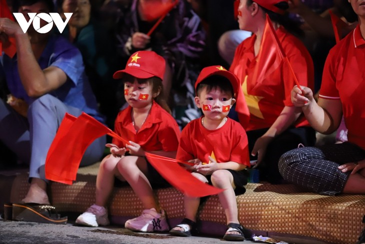 Hàng vạn người dân háo hức chờ xem diễu binh trên đường phố Điện Biên Phủ - ảnh 4