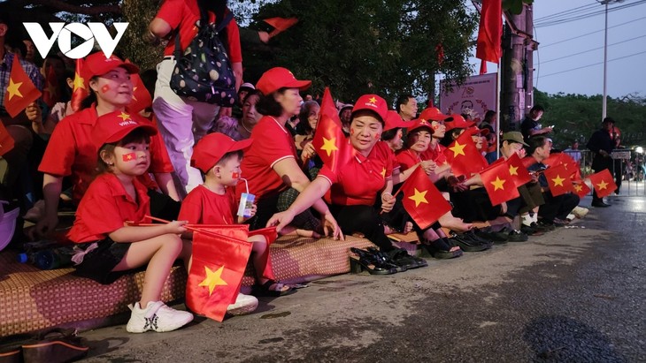 Hàng vạn người dân háo hức chờ xem diễu binh trên đường phố Điện Biên Phủ - ảnh 5