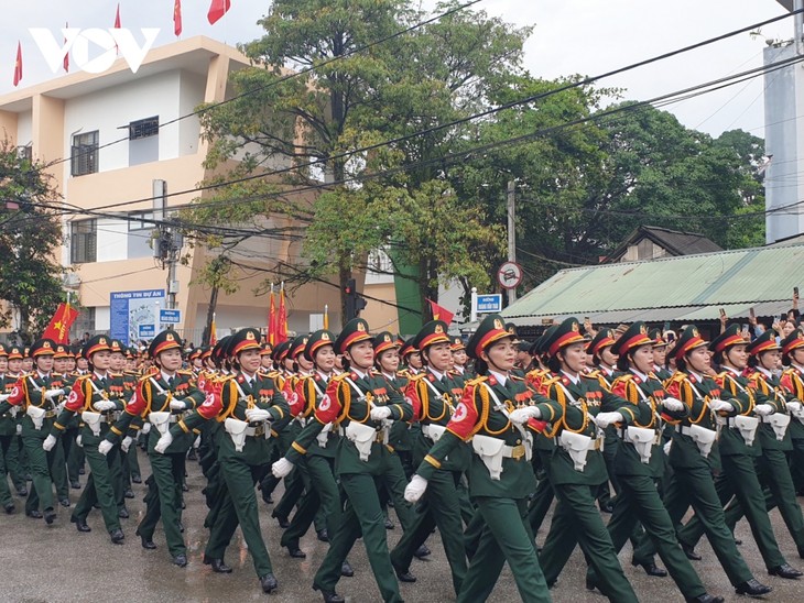 Hình ảnh các khối diễu binh, diễu hành trên đường phố Điện Biên Phủ - ảnh 6