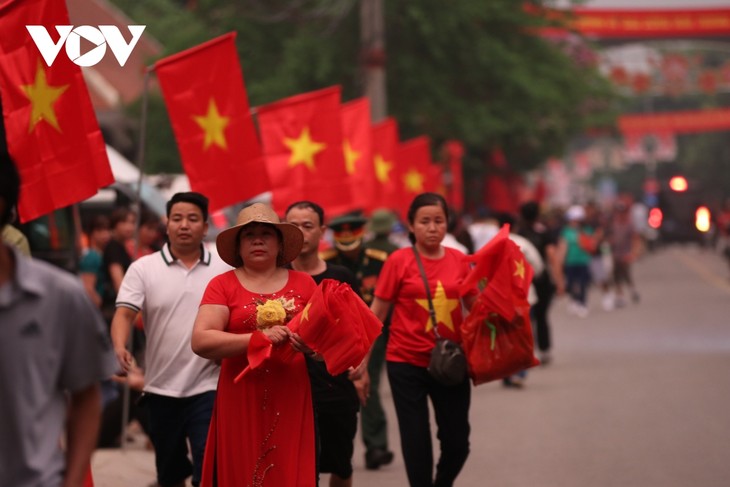 Hàng vạn người dân háo hức chờ xem diễu binh trên đường phố Điện Biên Phủ - ảnh 6