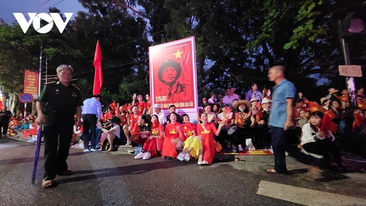 Hàng vạn người dân háo hức chờ xem diễu binh trên đường phố Điện Biên Phủ - ảnh 7