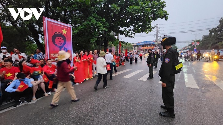 Hàng vạn người dân háo hức chờ xem diễu binh trên đường phố Điện Biên Phủ - ảnh 8