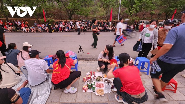Hàng vạn người dân háo hức chờ xem diễu binh trên đường phố Điện Biên Phủ - ảnh 9