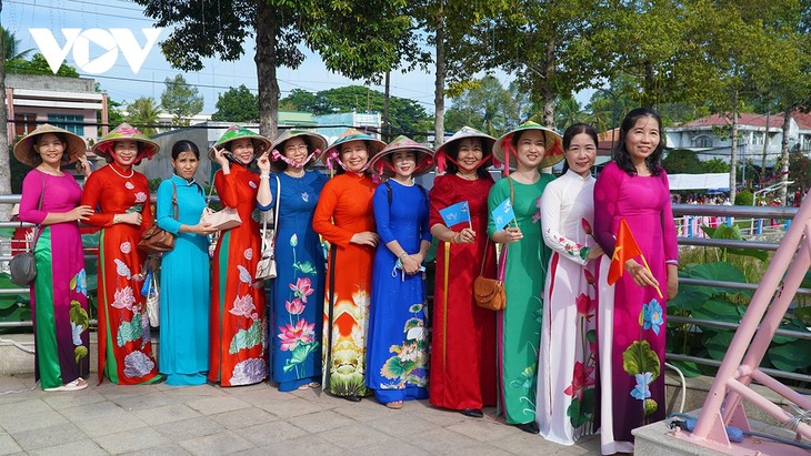 Hơn 5.500 phụ nữ Đồng Tháp duyên dáng trong tà áo dài - ảnh 11