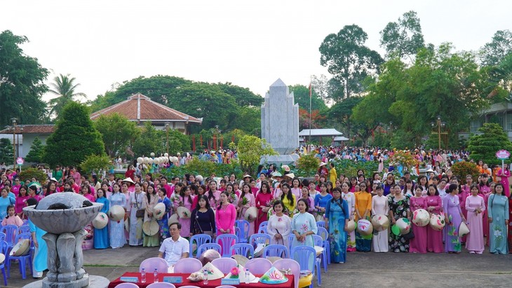 Hơn 5.500 phụ nữ Đồng Tháp duyên dáng trong tà áo dài - ảnh 2