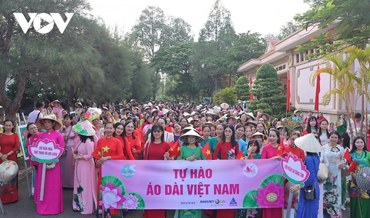 Hơn 5.500 phụ nữ Đồng Tháp duyên dáng trong tà áo dài - ảnh 3