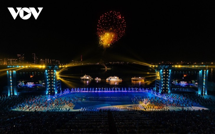 Mãn nhãn với màn trình diễn ánh sáng bế mạc Lễ hội Sông nước TP. Hồ Chí Minh 2024 - ảnh 10