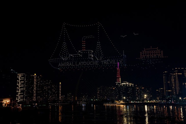 Mãn nhãn với màn trình diễn ánh sáng bế mạc Lễ hội Sông nước TP. Hồ Chí Minh 2024 - ảnh 5