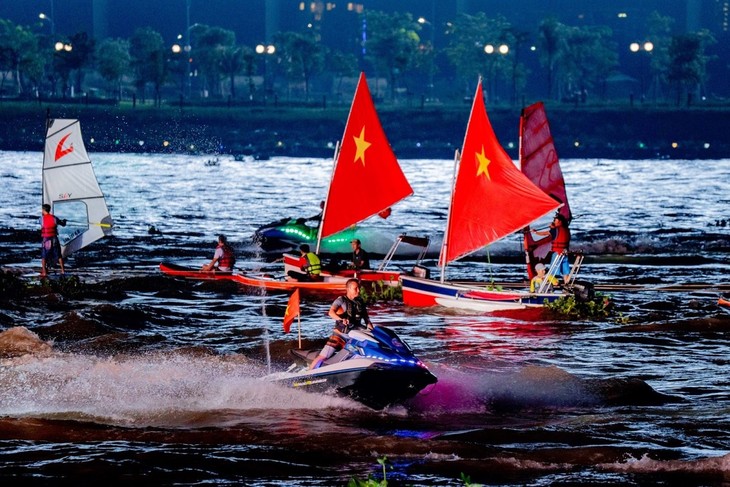 Mãn nhãn với màn trình diễn ánh sáng bế mạc Lễ hội Sông nước TP. Hồ Chí Minh 2024 - ảnh 8