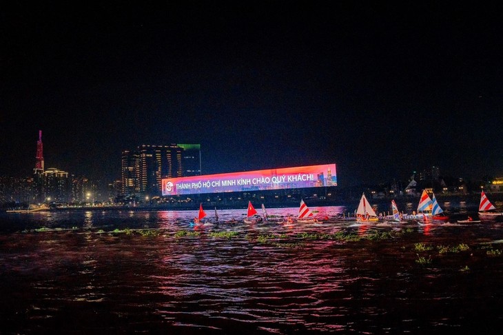 Mãn nhãn với màn trình diễn ánh sáng bế mạc Lễ hội Sông nước TP. Hồ Chí Minh 2024 - ảnh 9