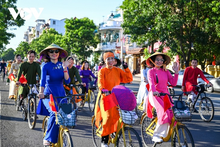 Thiếu nữ Huế mặc áo dài xuống phố đạp xe vì môi trường - ảnh 2