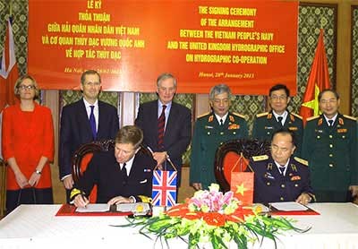 Vietnam, UK boost defense cooperation - ảnh 1