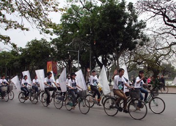 Vietnamese students respond to 2013 Earth Hour - ảnh 3