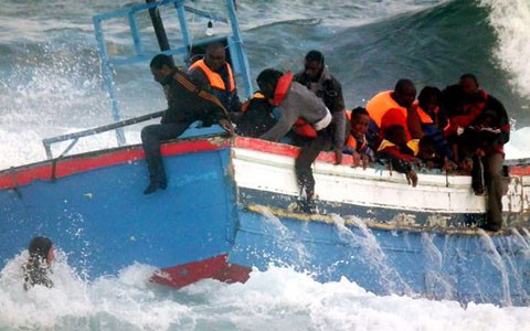Scores feared dead as migrants’ boat sinks off Libya - ảnh 1